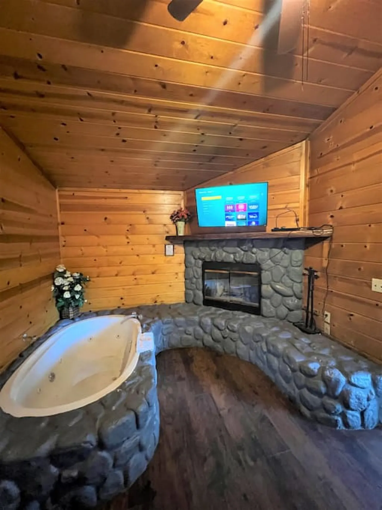 Secluded 2Bd Suite with Hot Tub - Bear Manor #7 1