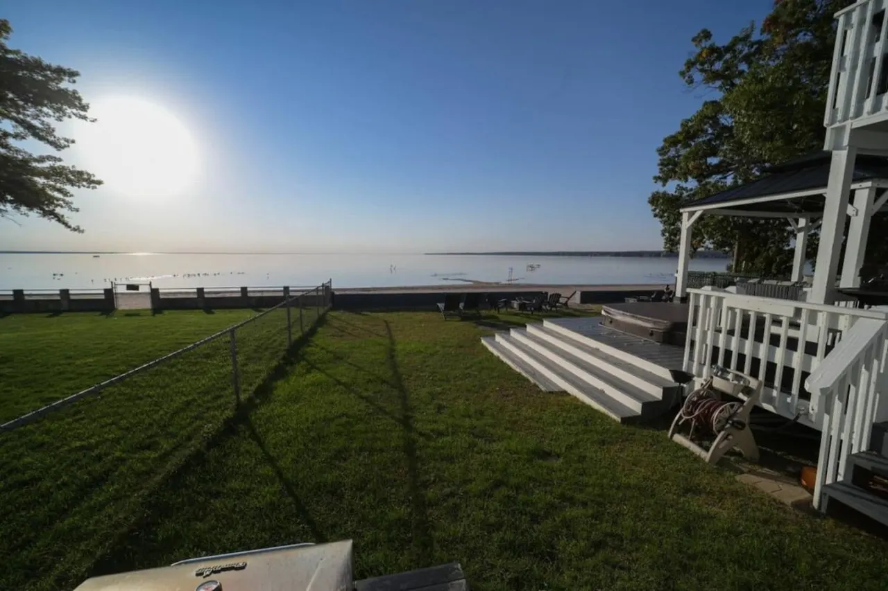 Historic Oneida Lakefront Home 14/BR Sleeps 42! — photo 2