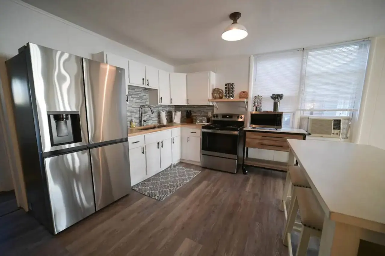 Historic Oneida Lakefront Home 14/BR Sleeps 42! 14