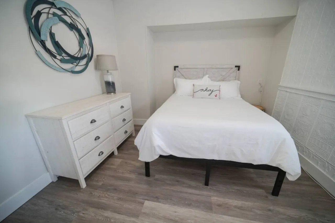 Historic Oneida Lakefront Home 14/BR Sleeps 42! 15