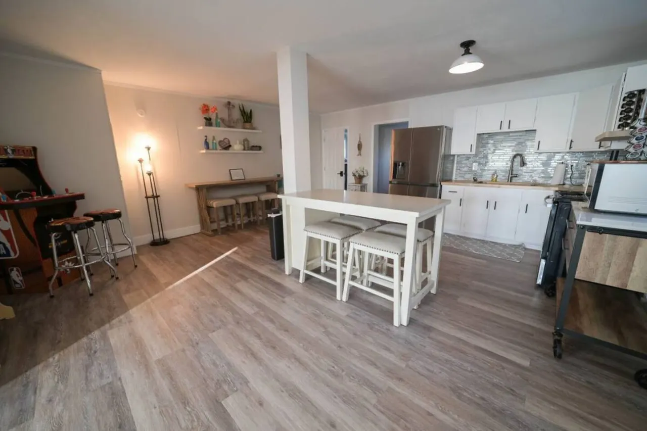 Historic Oneida Lakefront Home 14/BR Sleeps 42! 20
