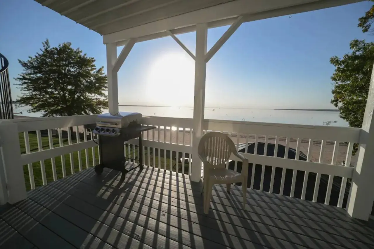 Historic Oneida Lakefront Home 14/BR Sleeps 42! — photo 3