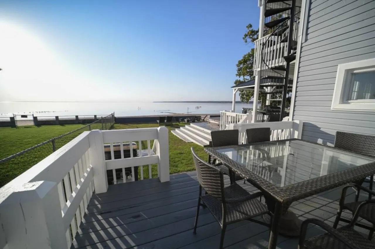 Historic Oneida Lakefront Home 14/BR Sleeps 42! — photo 4