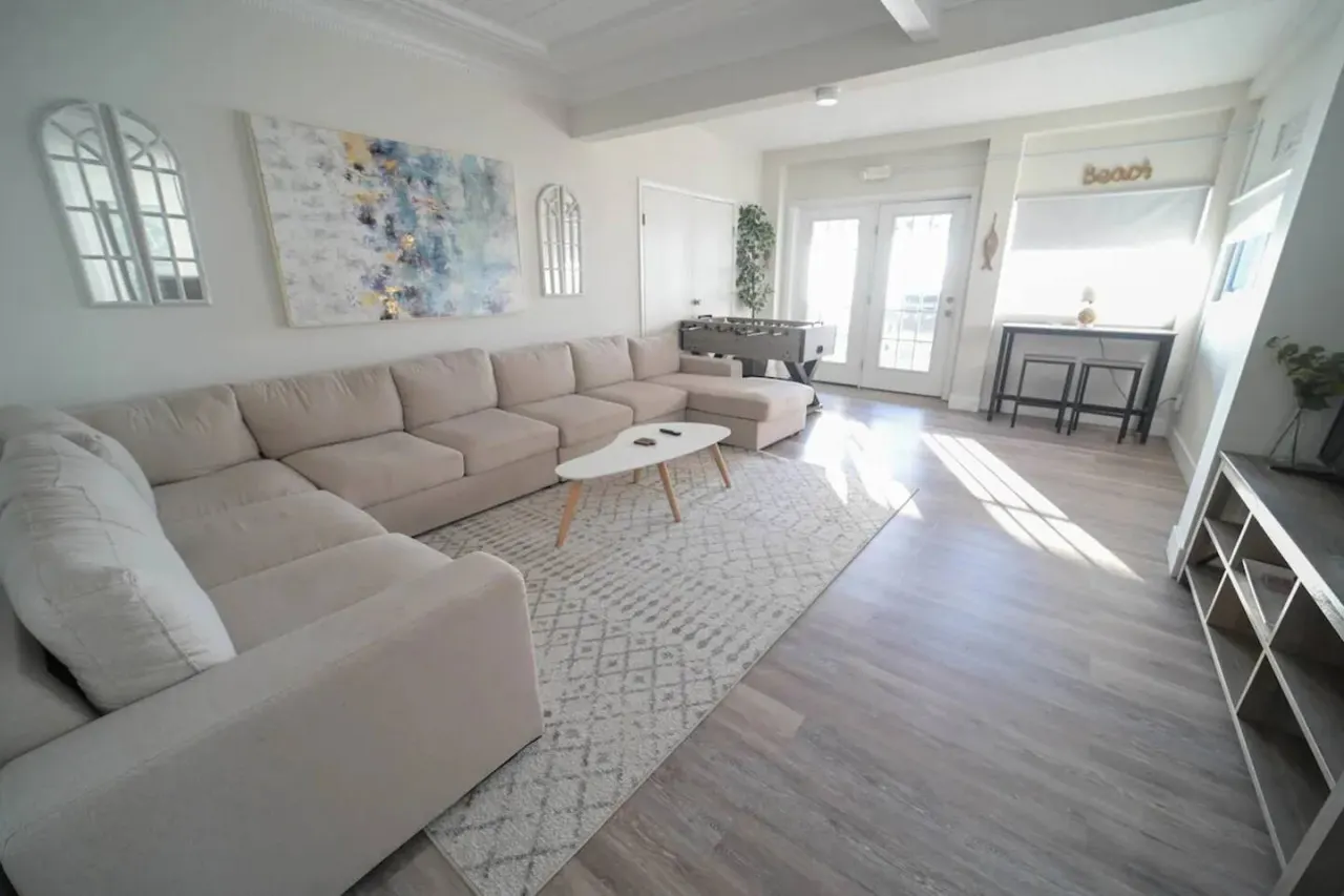 Historic Oneida Lakefront Home 14/BR Sleeps 42! 6