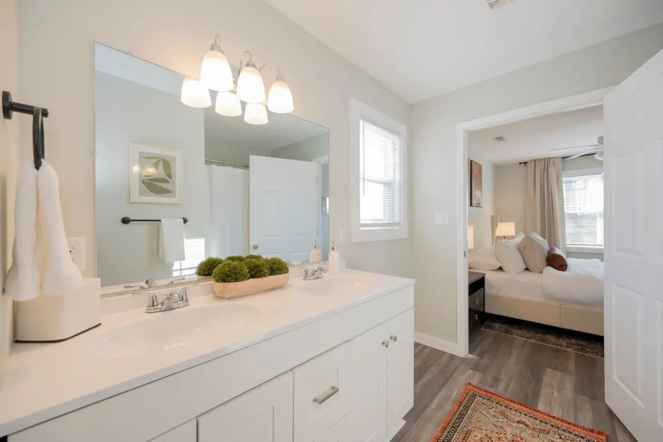 *Stylish 3BR Townhouse- Free Wi-Fi + Free Parking* 4