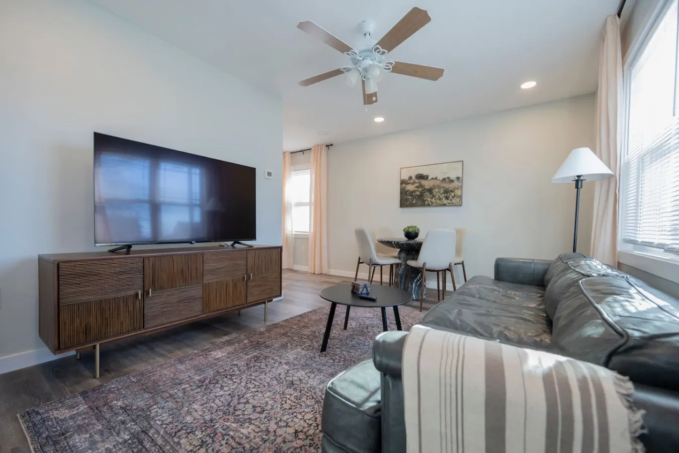 *Stylish 3BR Townhouse- Free Wi-Fi + Free Parking* 5