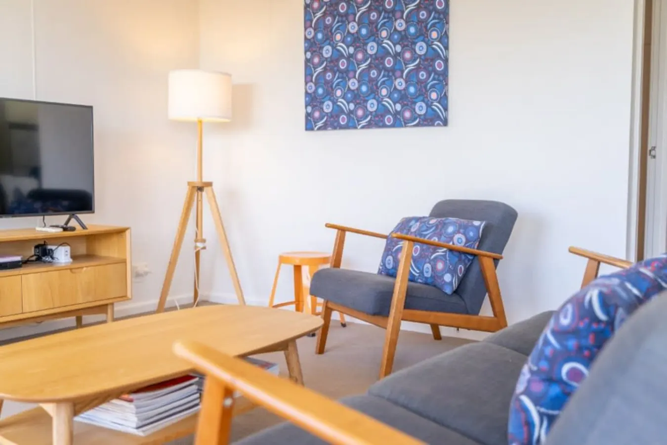 Syd’s Place—Retro Seaside Haven Upstairs 8