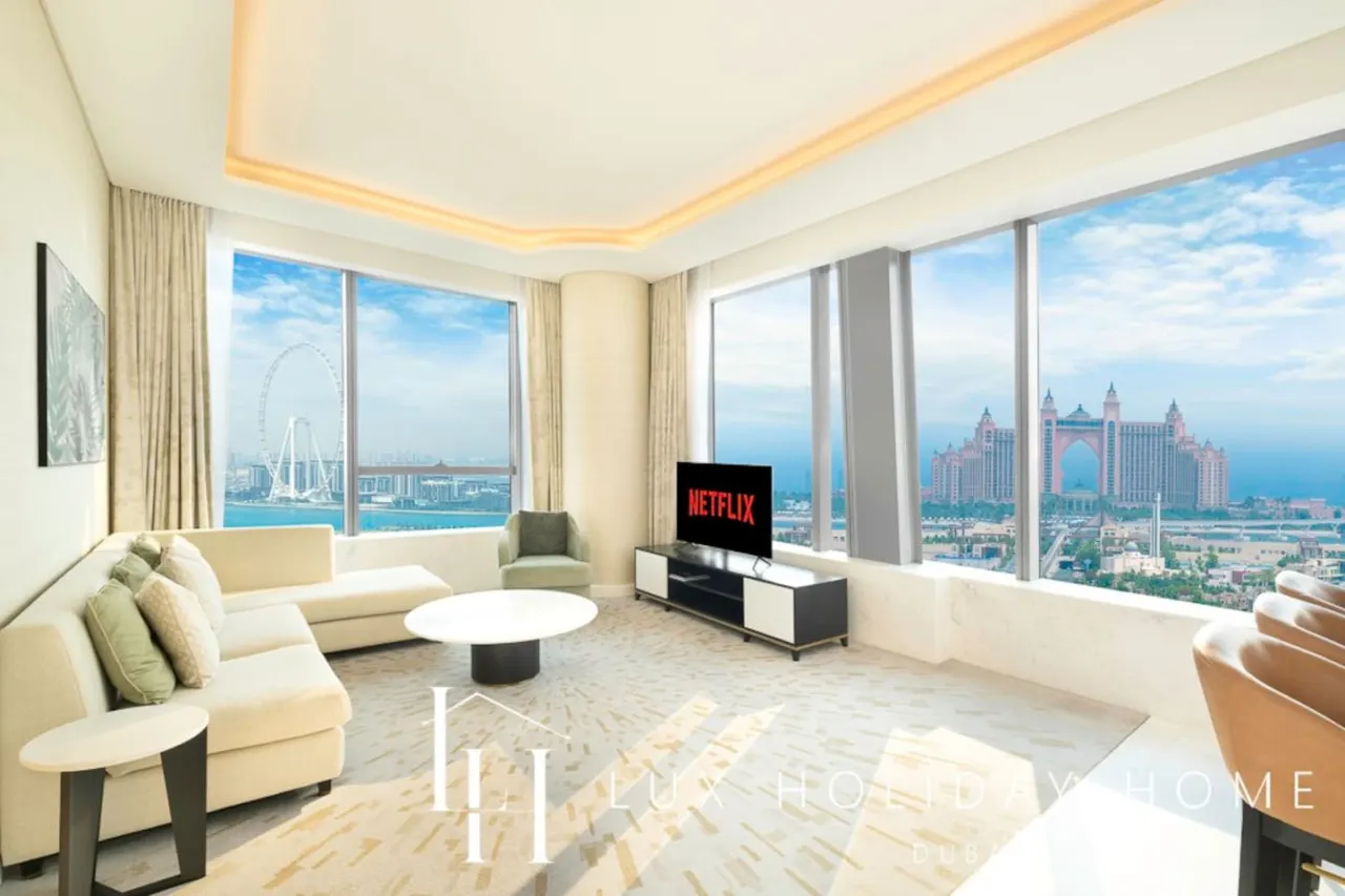 LUX Iconic Views at The Palm Tower Suite 1 1