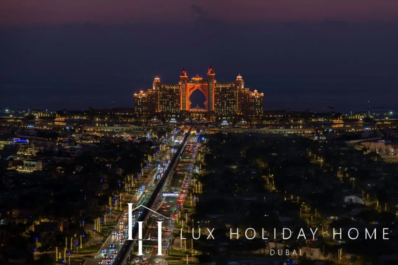 LUX Iconic Views at The Palm Tower Suite 1 12