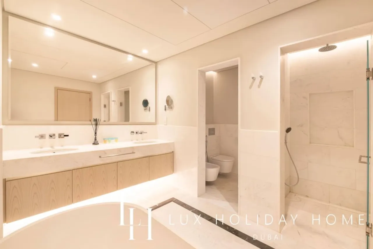 LUX Iconic Views at The Palm Tower Suite 1 17