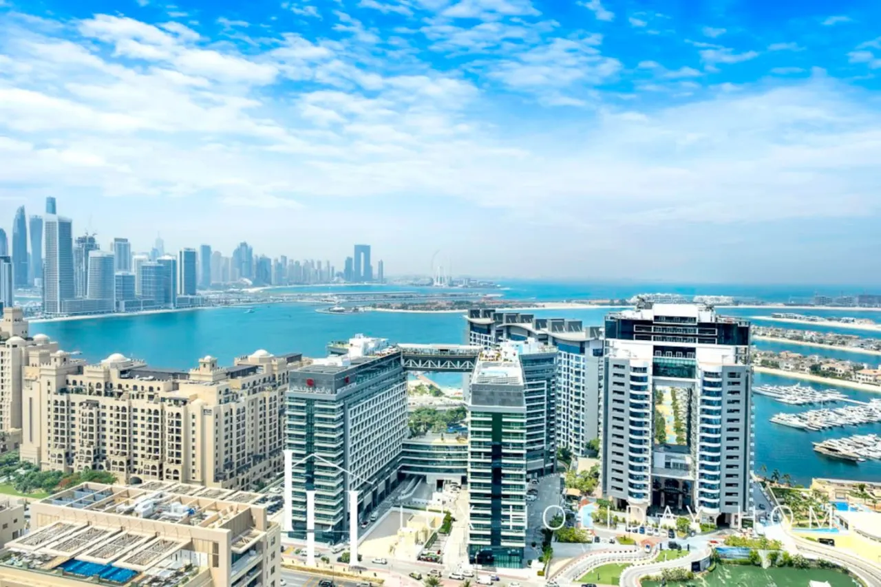 LUX Iconic Views at The Palm Tower Suite 1 18