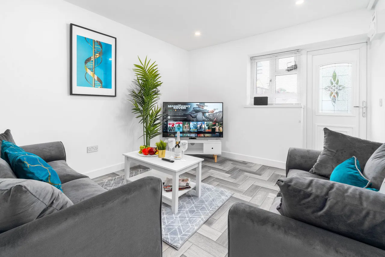 Large House - Sleeps 10 - Parking - WIFI - Smart TV 1