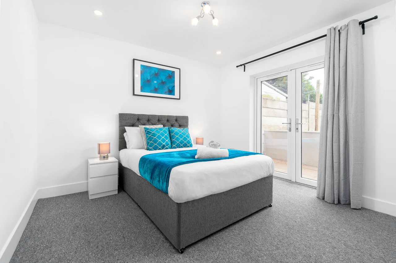 Large House - Sleeps 10 - Parking - WIFI - Smart TV 2