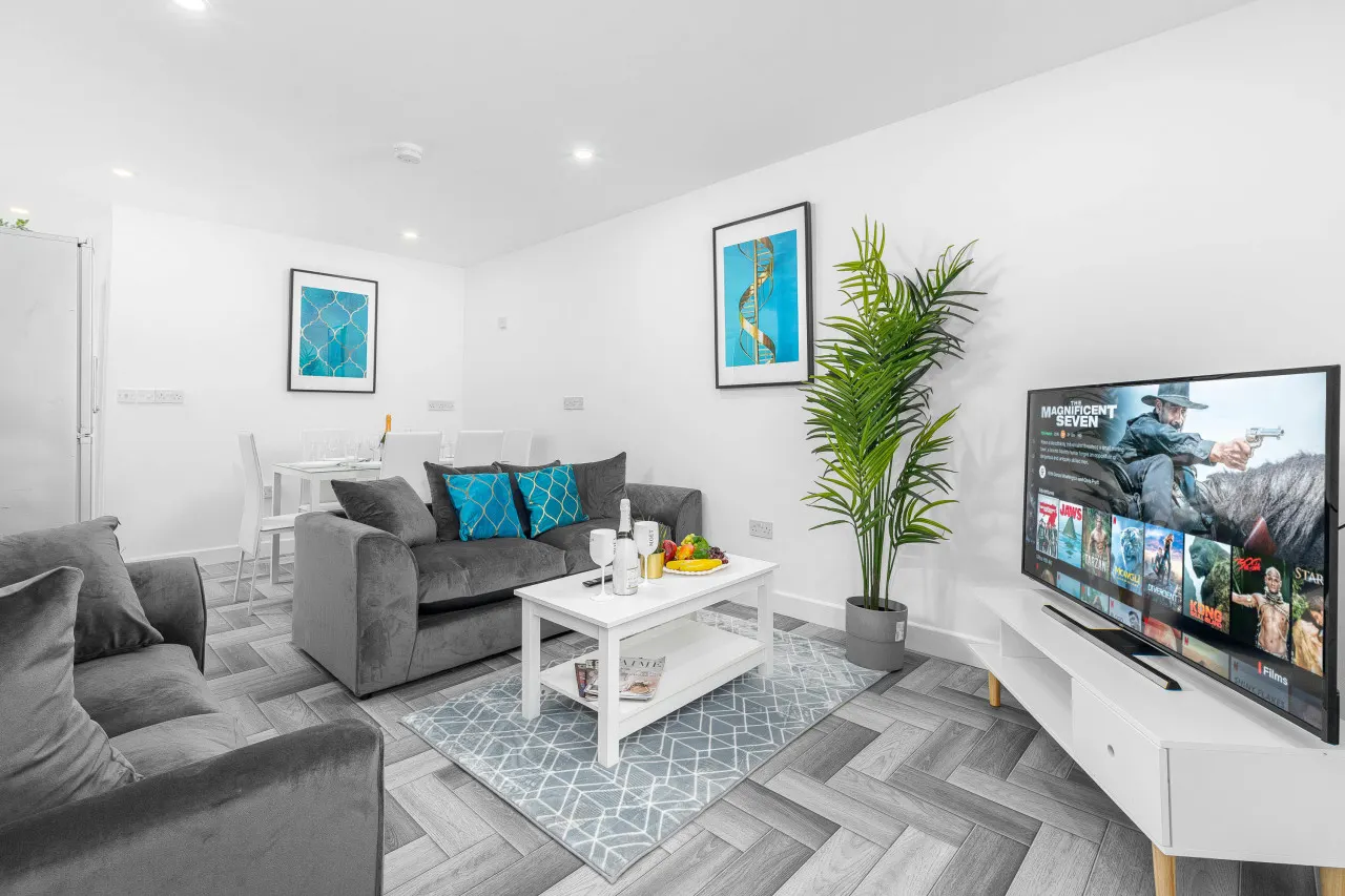 Large House - Sleeps 10 - Parking - WIFI - Smart TV 9