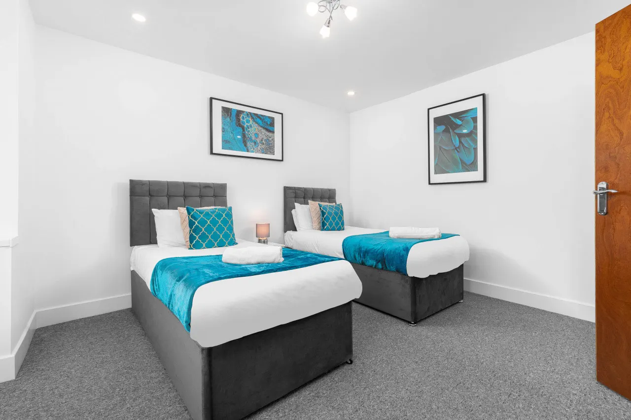 Large House - Sleeps 10 - Parking - WIFI - Smart TV 12