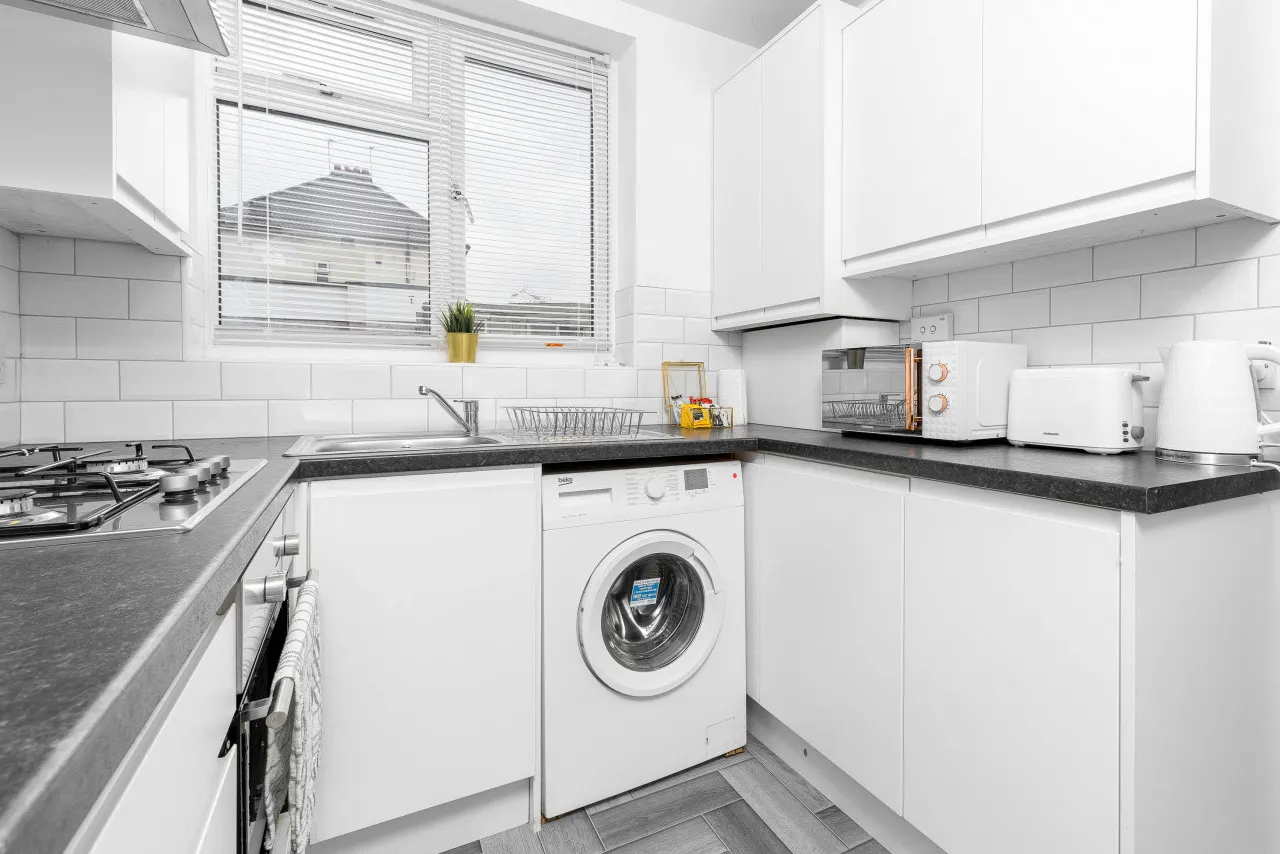 Large House - Sleeps 10 - Parking - WIFI - Smart TV 17