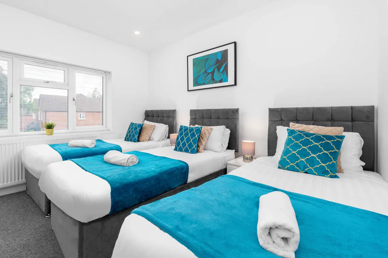 Large House - Sleeps 10 - Parking - WIFI - Smart TV 19