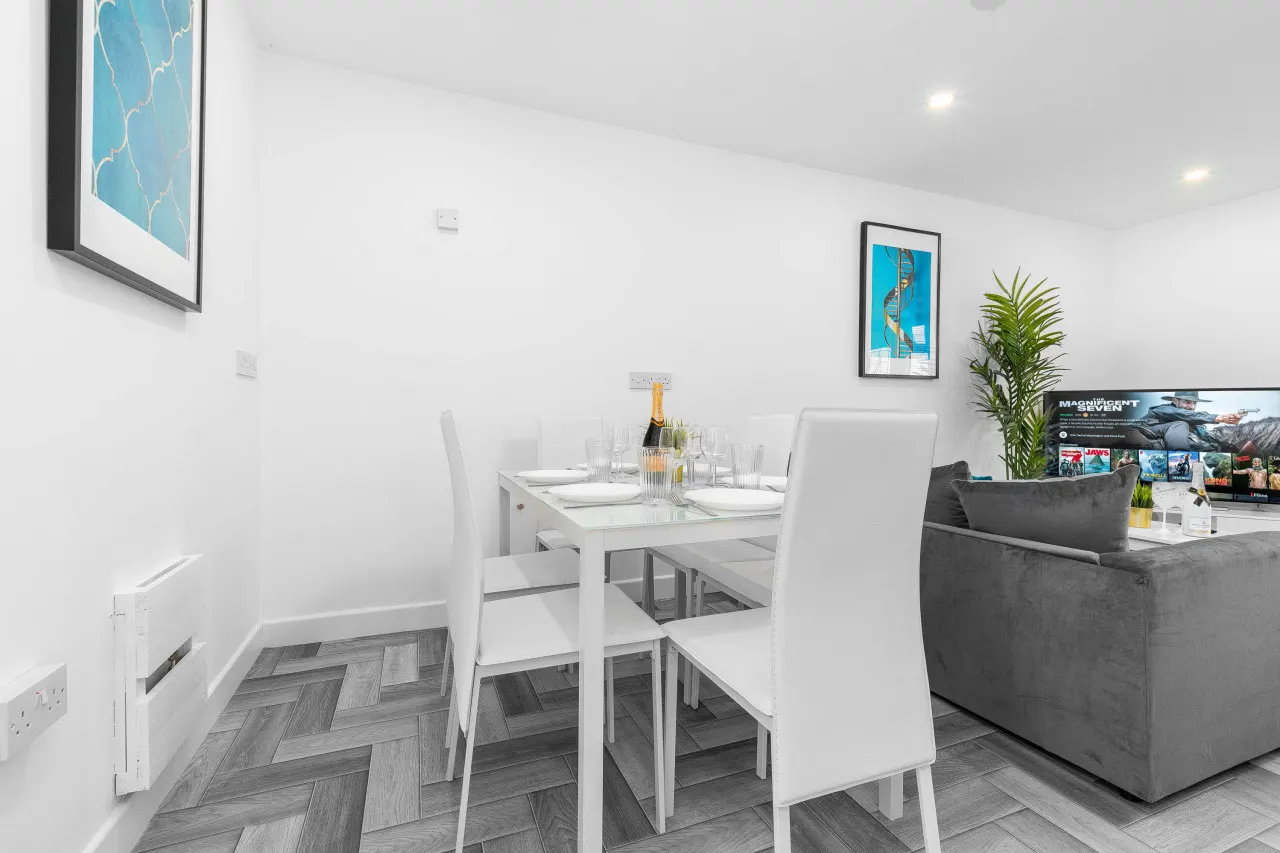 Large House - Sleeps 10 - Parking - WIFI - Smart TV 20