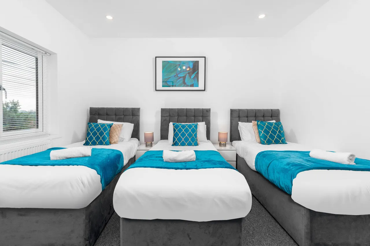 Large House - Sleeps 10 - Parking - WIFI - Smart TV 3