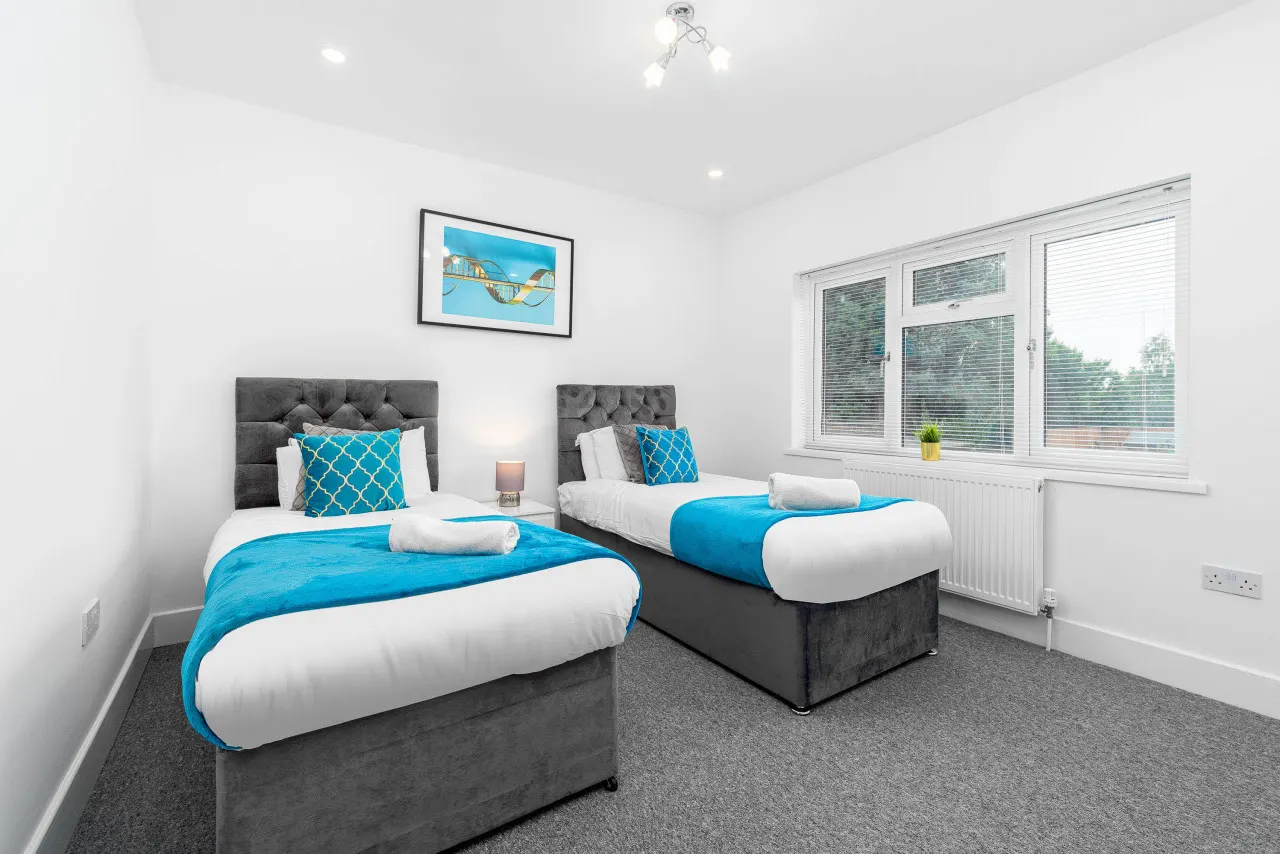 Large House - Sleeps 10 - Parking - WIFI - Smart TV 4
