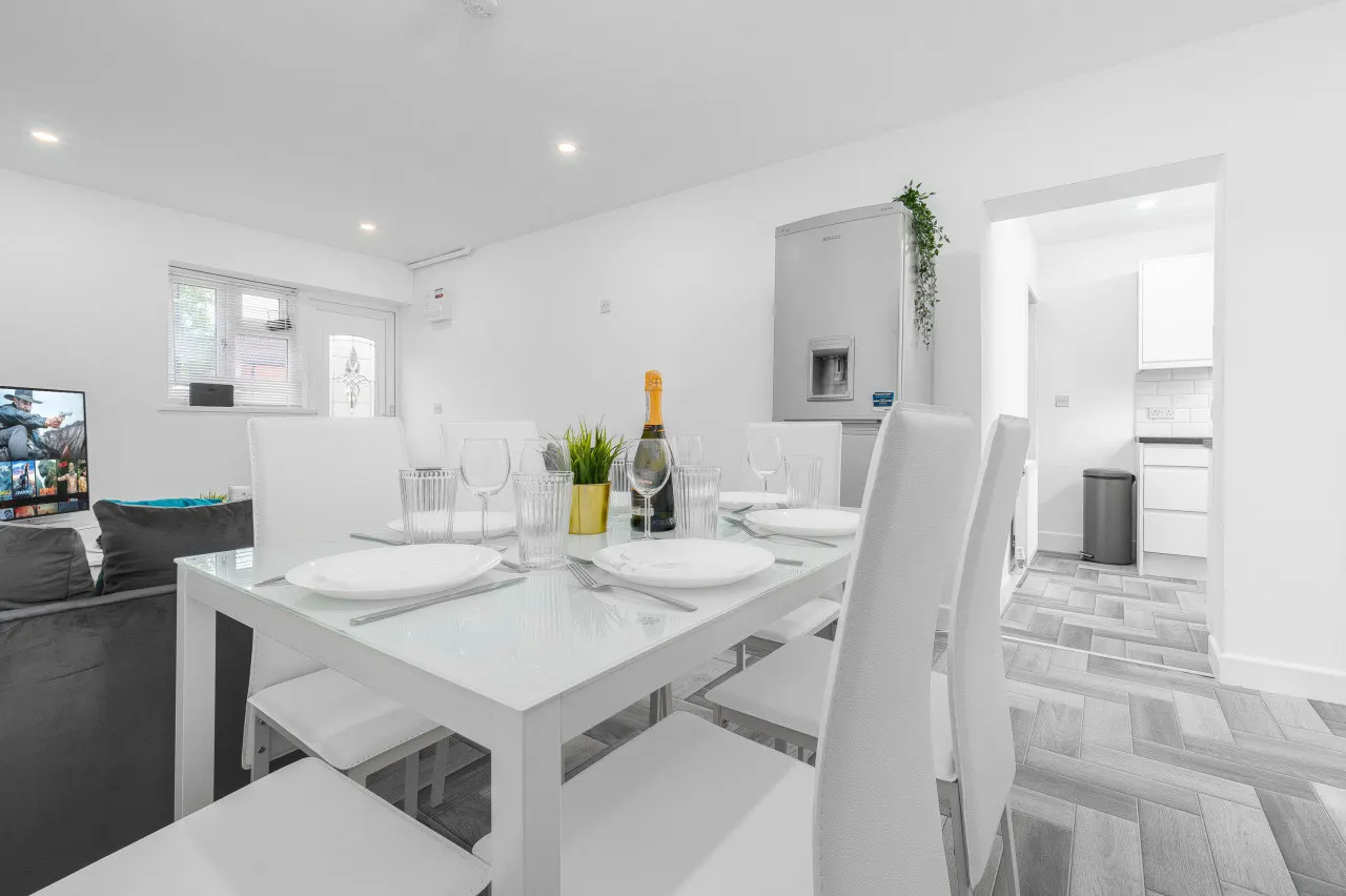 Large House - Sleeps 10 - Parking - WIFI - Smart TV 5