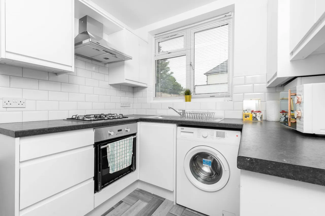 Large House - Sleeps 10 - Parking - WIFI - Smart TV 6