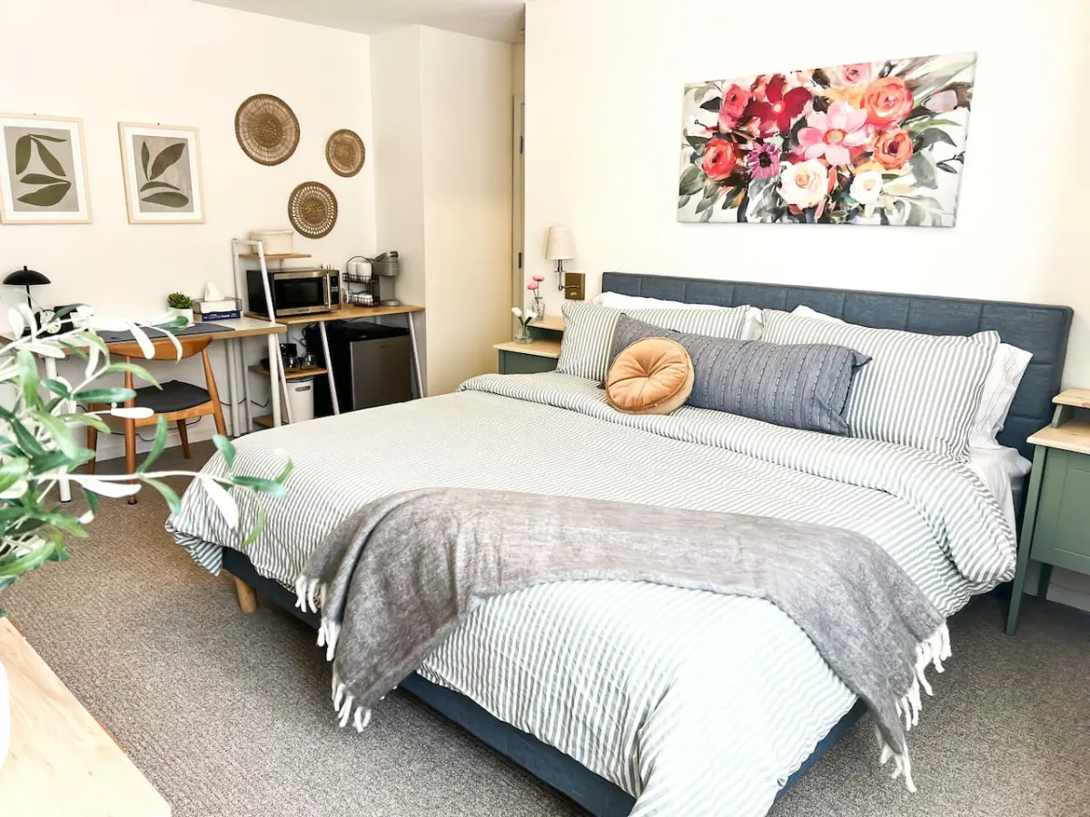 Bright & Airy Studio in DTC 16