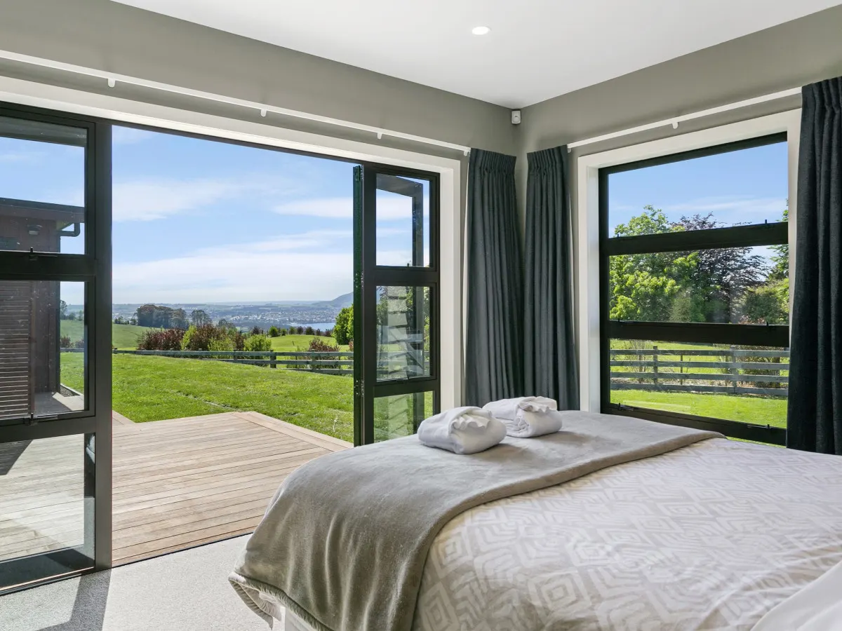 Lake Taupō Luxury Views with Spa Pool 20