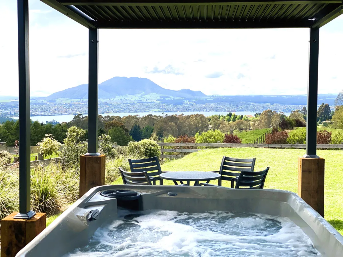 Lake Taupō Luxury Views with Spa Pool 5