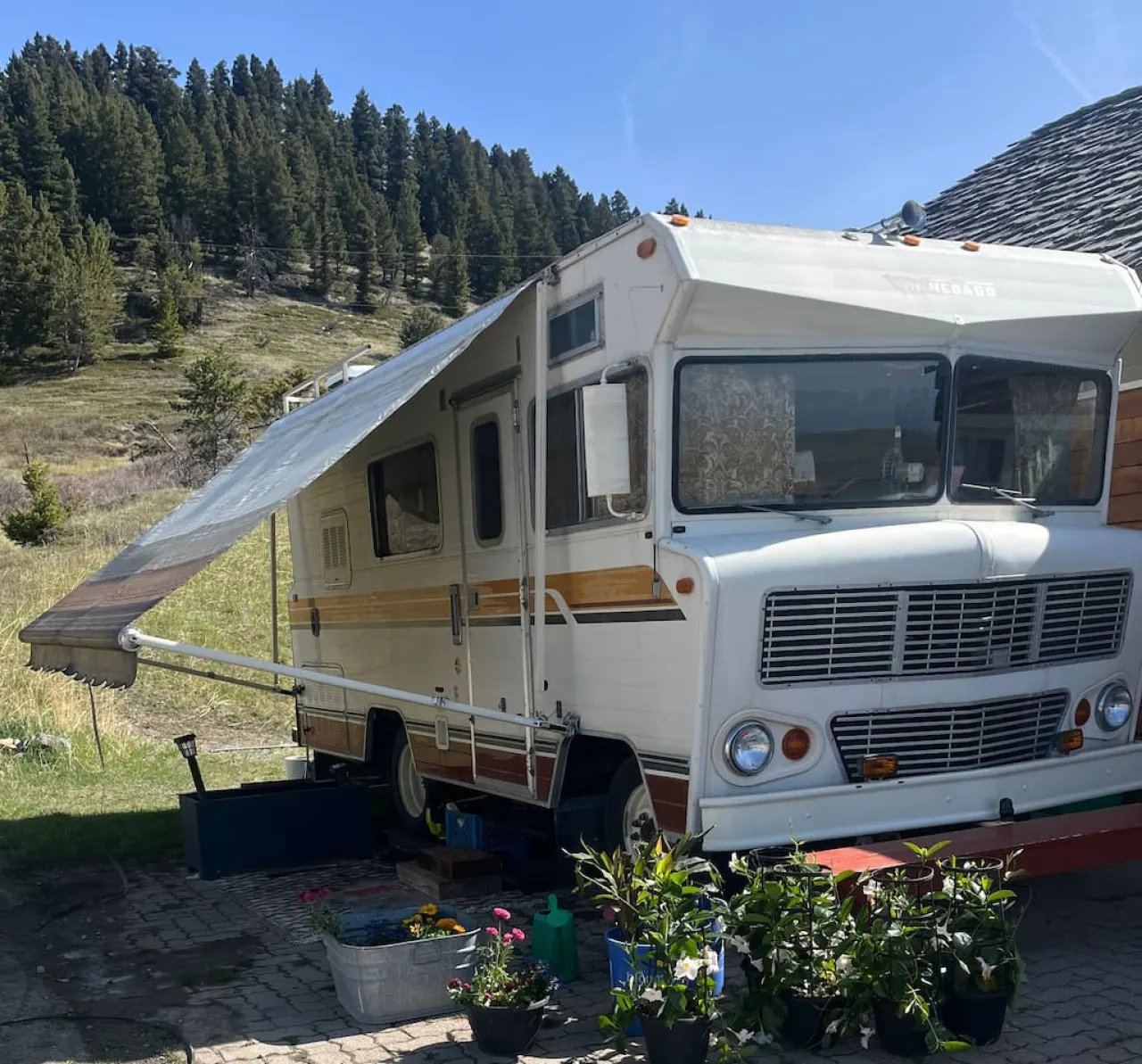 Adventure on the Range – Goldie the 1975 Winnebago — photo 4