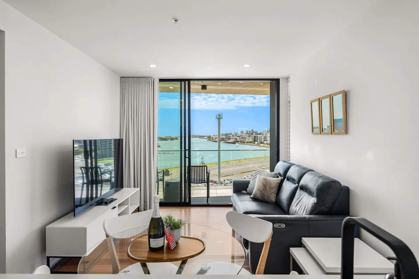 Stella Harbour Views, Parking & Walkable 20