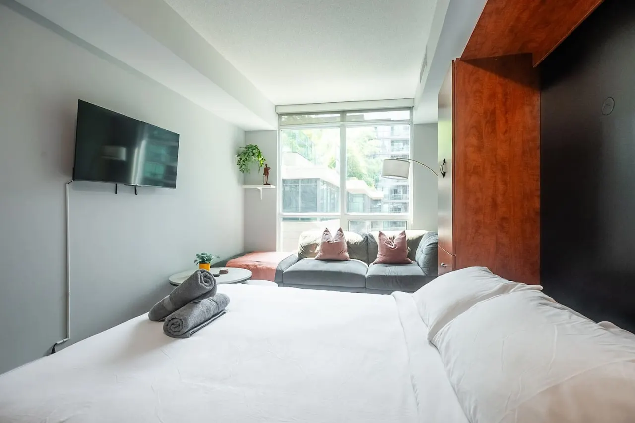 Bright Studio Condo Near Waterfront Parking 11