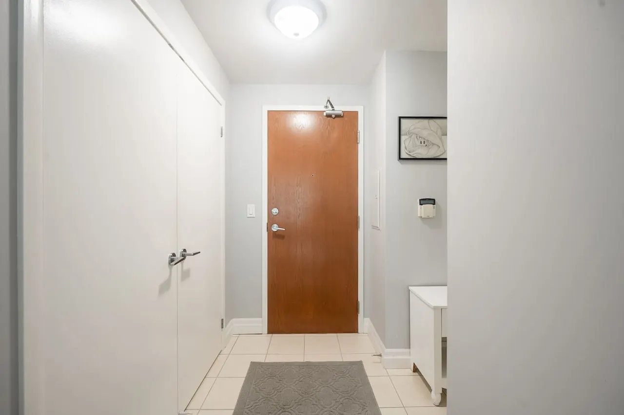 Bright Studio Condo Near Waterfront Parking 17