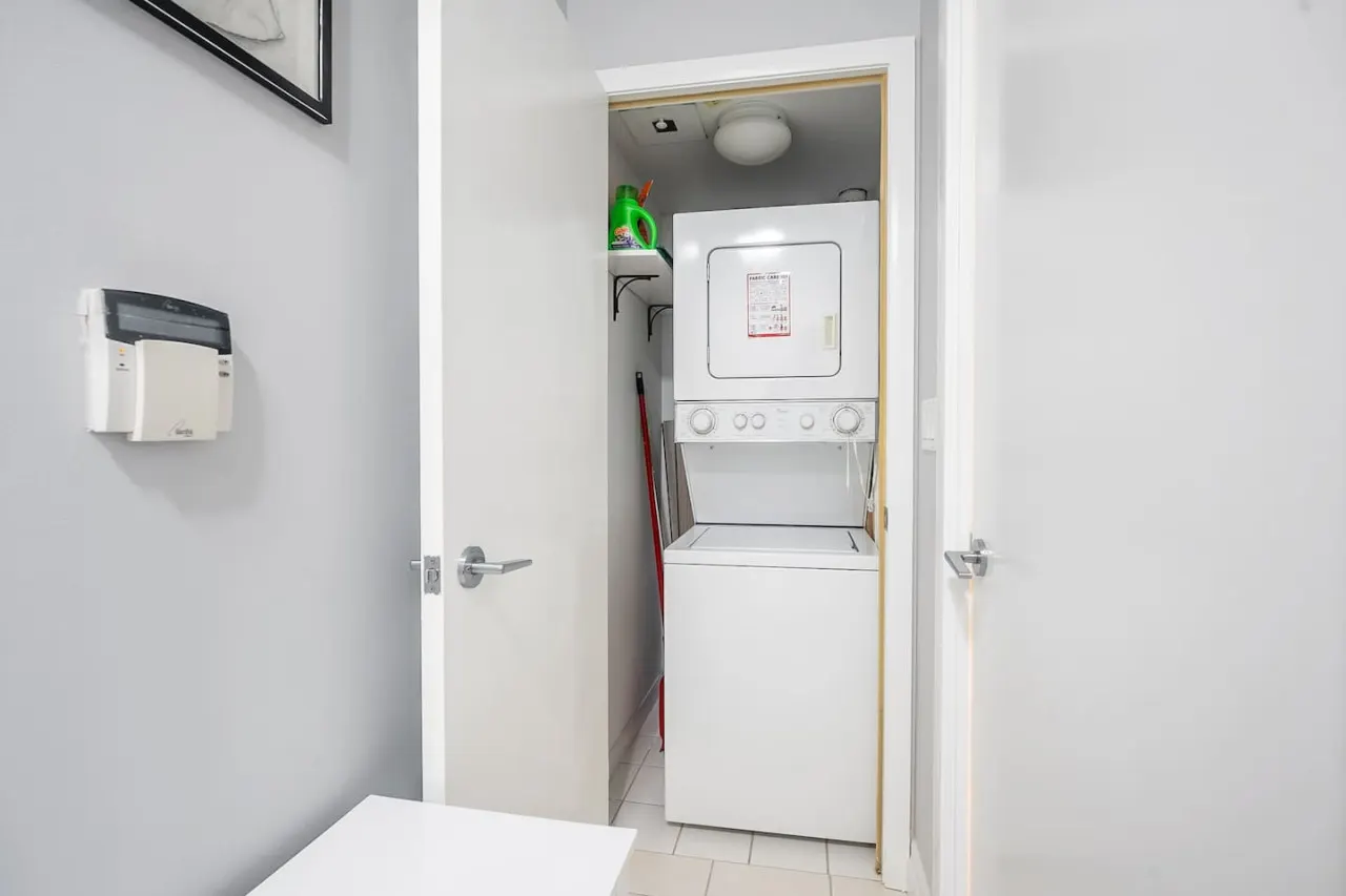 Bright Studio Condo Near Waterfront Parking 18