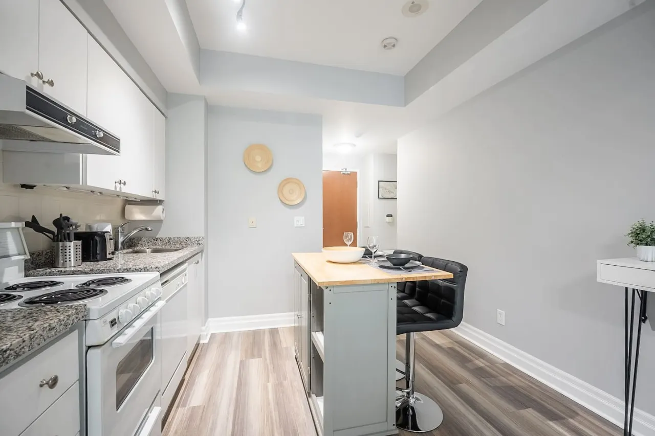 Bright Studio Condo Near Waterfront Parking 7