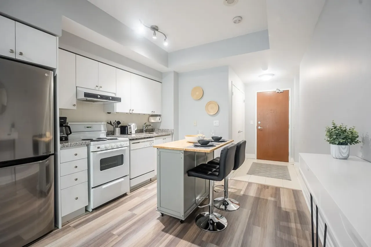 Bright Studio Condo Near Waterfront Parking 8
