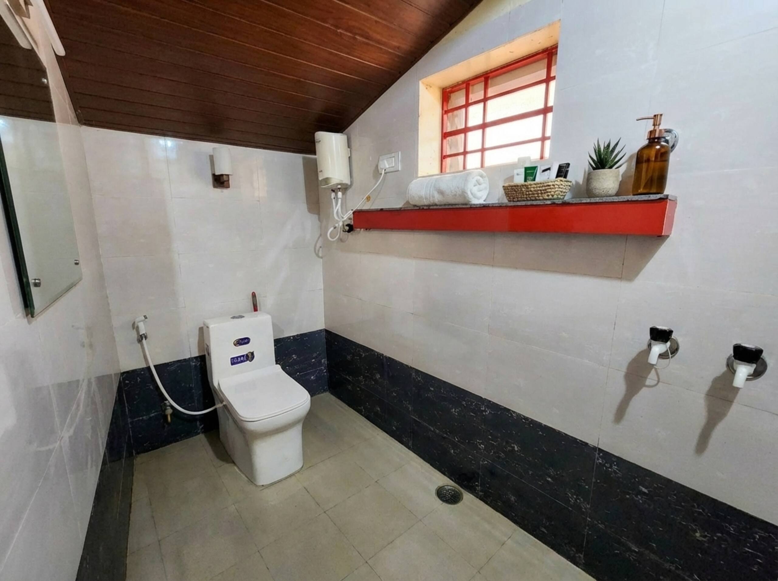 Unique farmhouse. 39 mins from Honnavar. 11