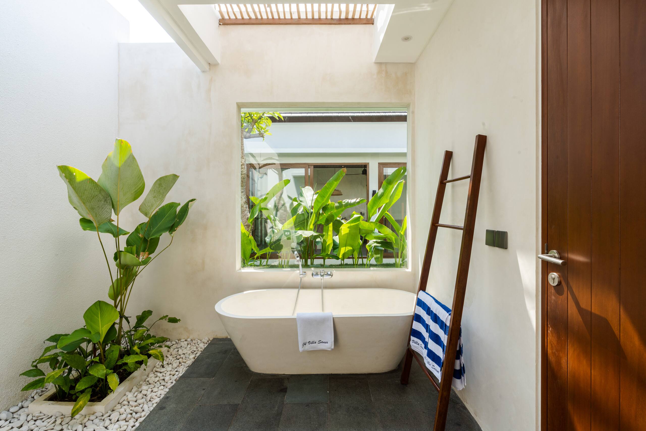 J4 Villas Sanur 1BR Closed LivingRoom GardenView 10