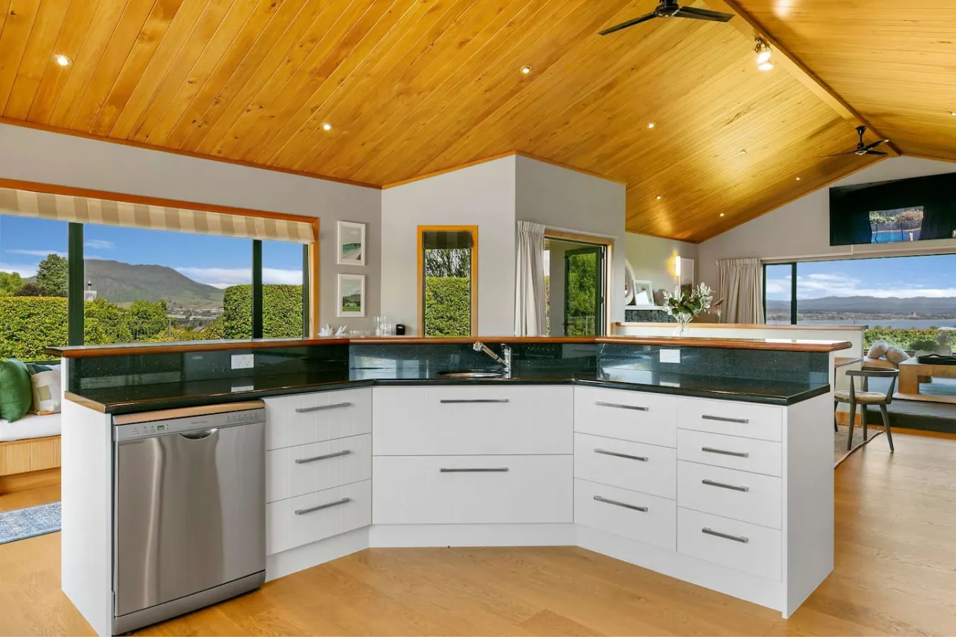 Watene Lodge - Spacious 5 Star Home with Pool 10