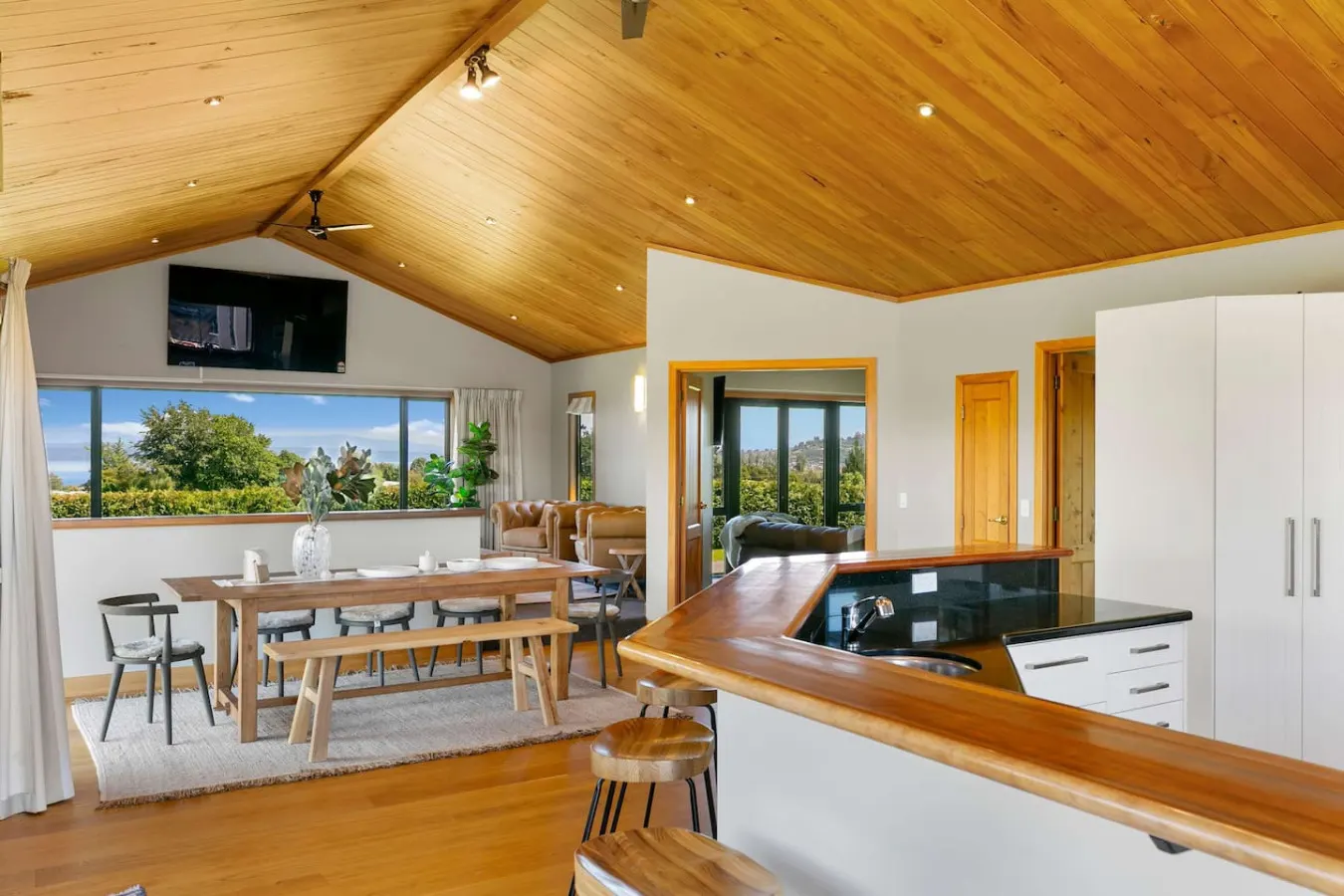Watene Lodge - Spacious 5 Star Home with Pool 11