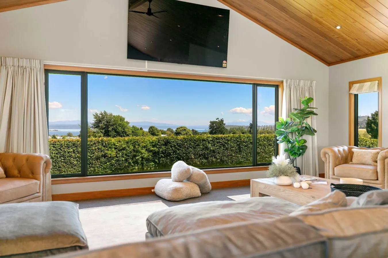 Watene Lodge - Spacious 5 Star Home with Pool 12