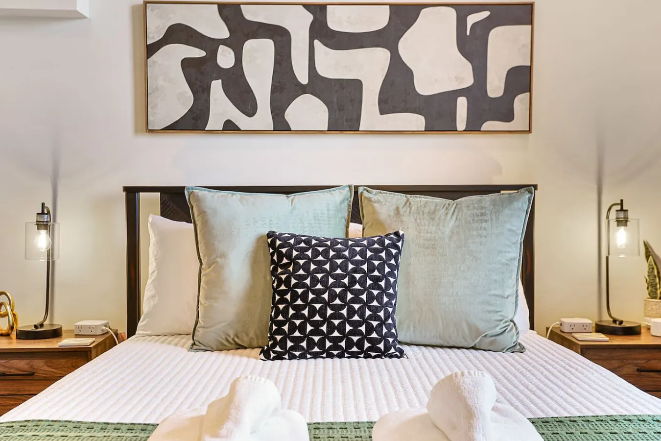 White Lily Leisure ~ Walk to Downtown & Old City 6