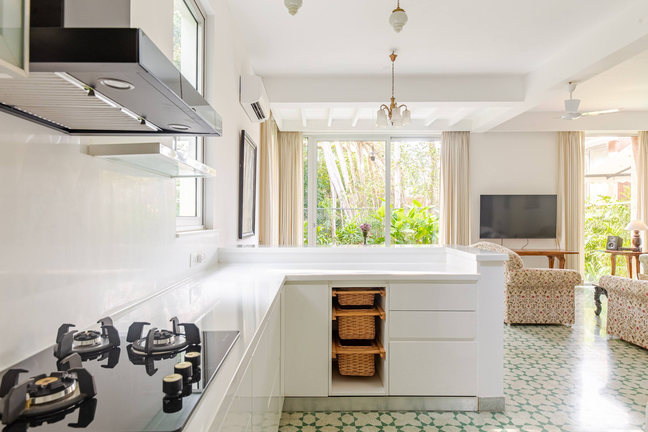 Artist's villa, private pool & garden, forest view 10