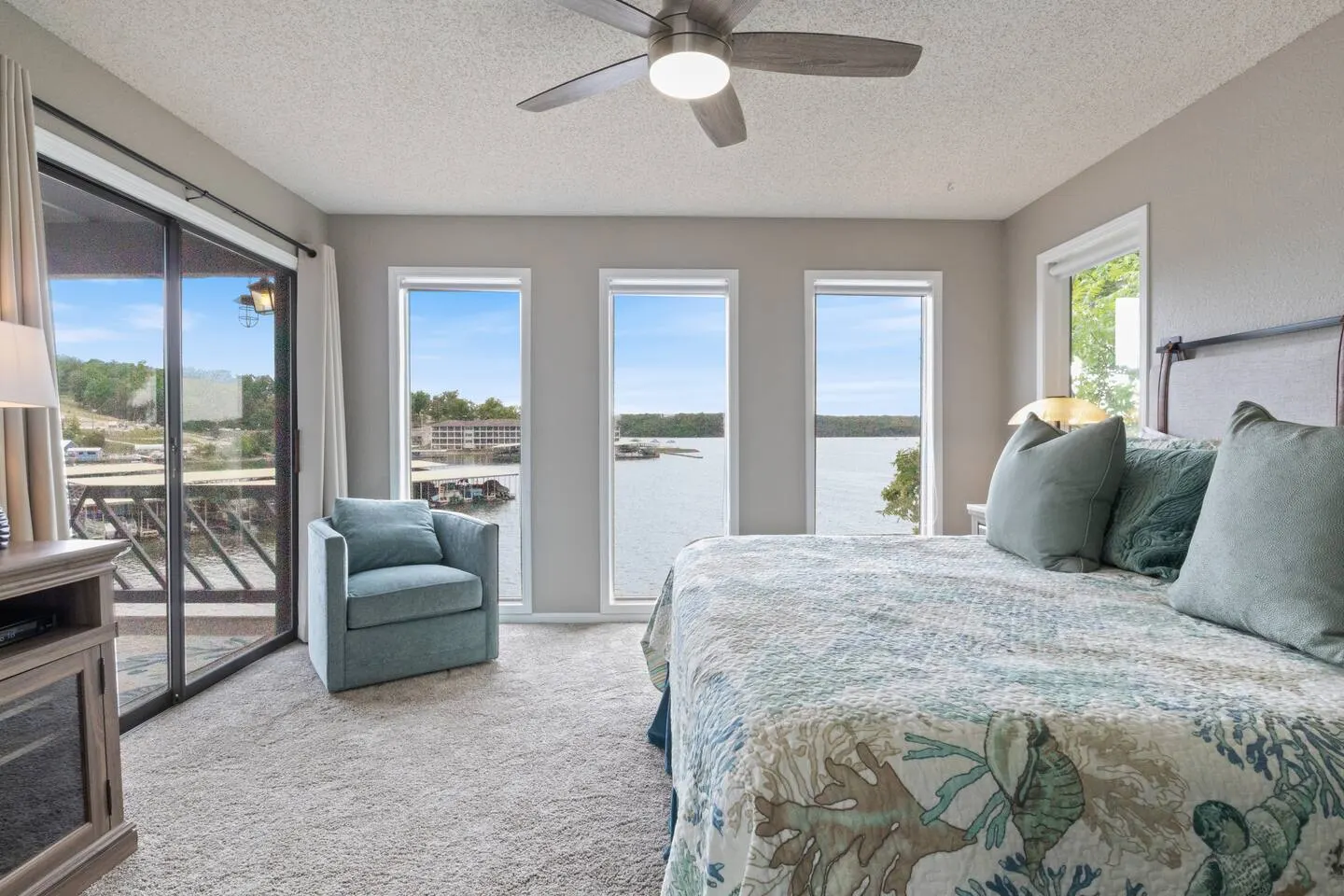 5 Star Condo* No Stairs*Fireplace*Cvd Patio — photo 2