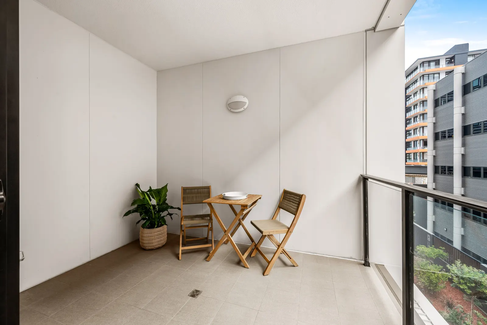 City Snug on Newcastle Beach - Parking Options 10