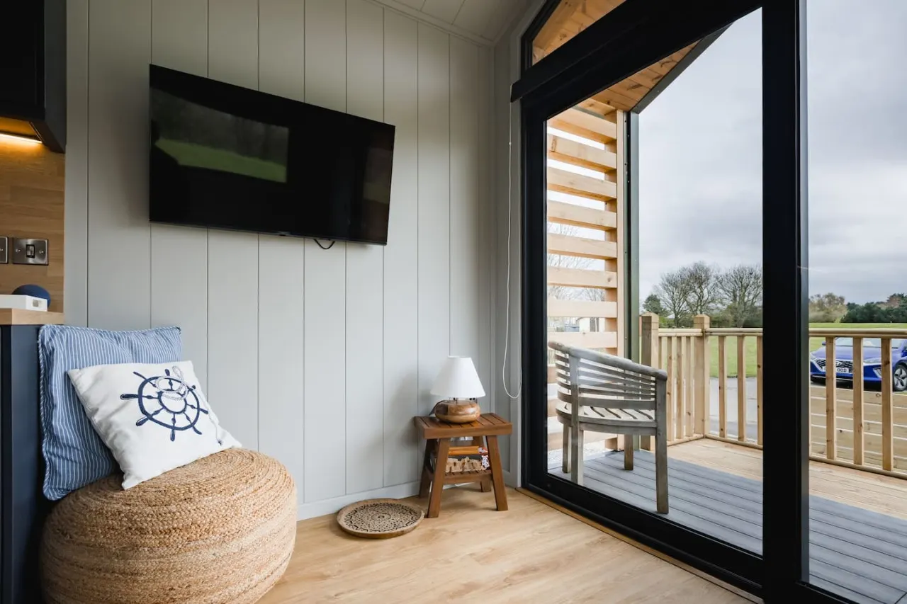 Lowfield Lodge & Hot Tub 9