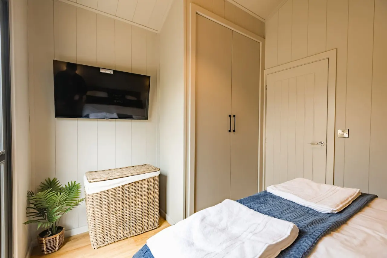 Lowfield Lodge & Hot Tub 12