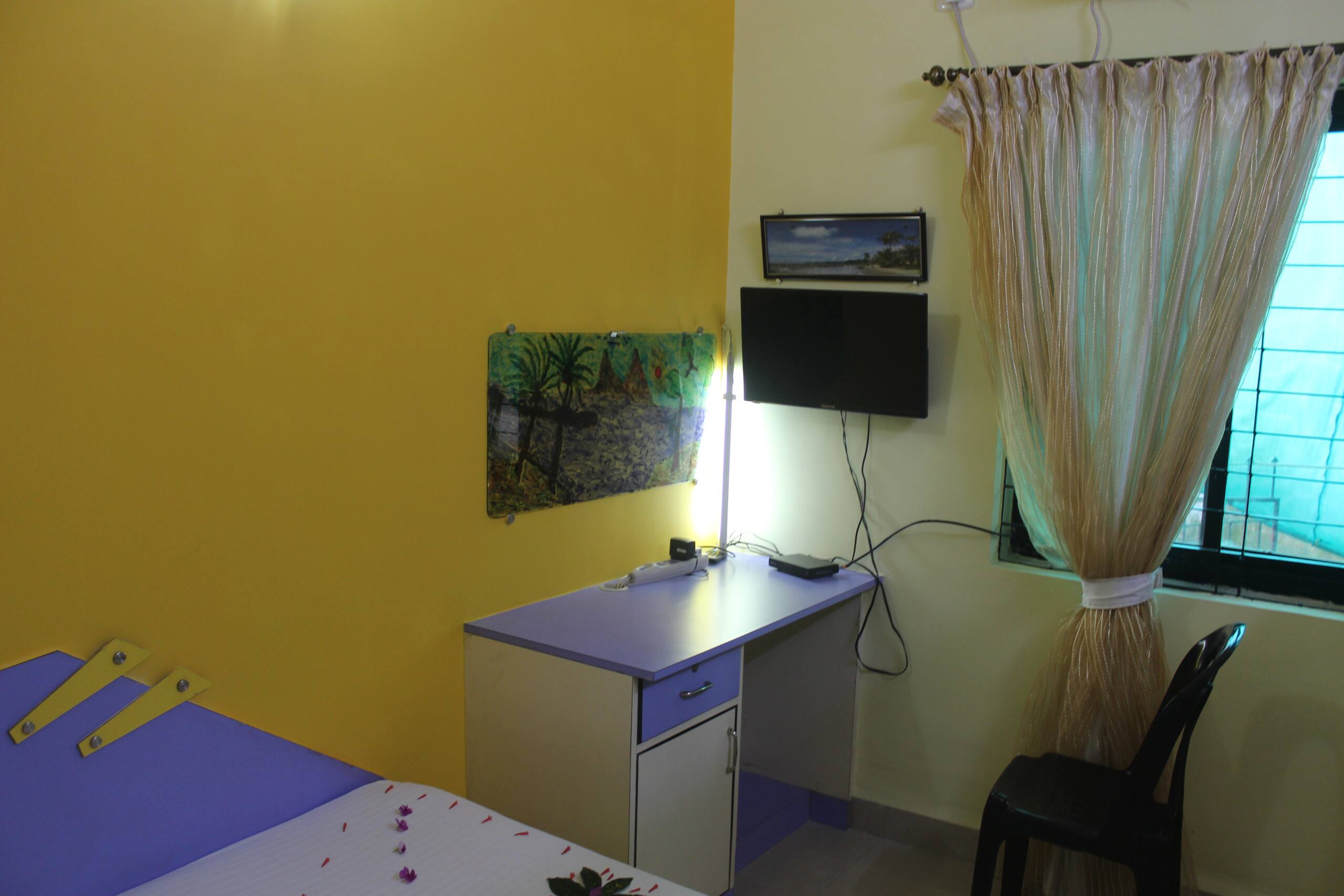 STONE THROW FROM BEACH COMFORT HOME STAY 8