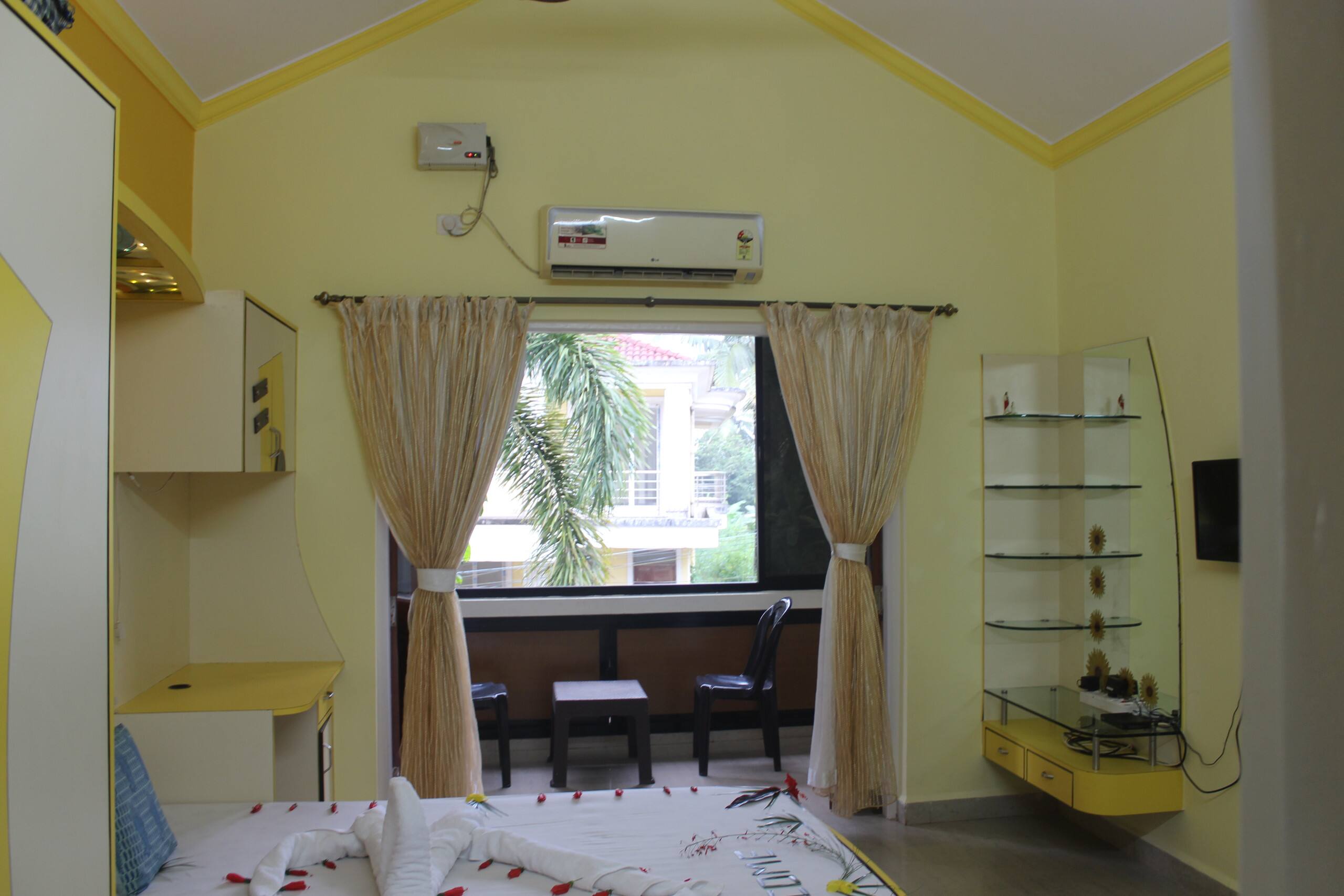 STONE THROW FROM BEACH COMFORT HOME STAY 17
