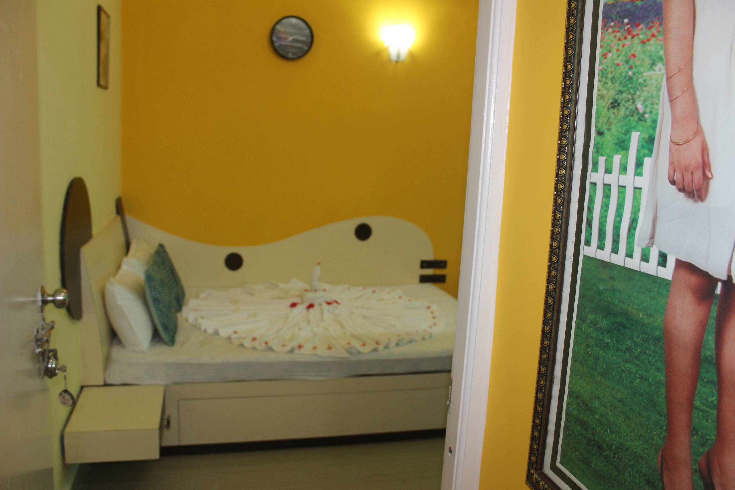 STONE THROW FROM BEACH COMFORT HOME STAY 13
